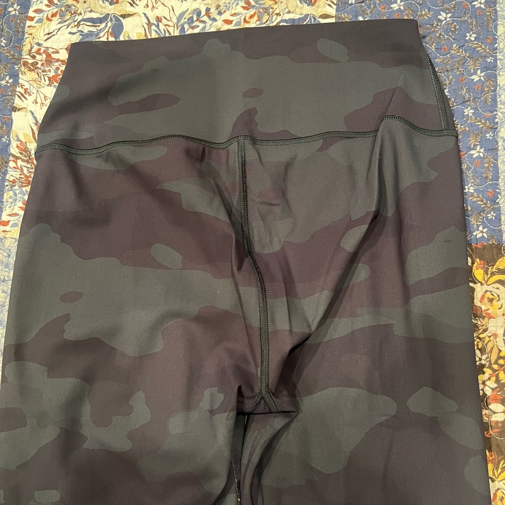 ALO Yoga Camouflage Leggings *wear* - Picture 4 of 7